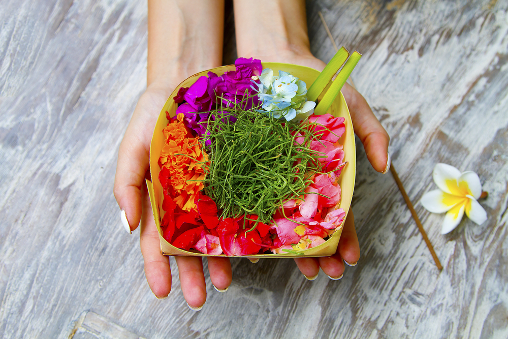 Learn to make canang sari at the Pondok Pekak Library