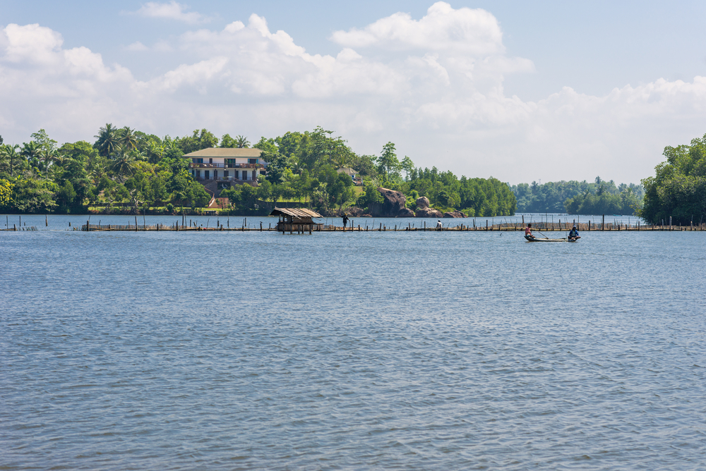 Hikkaduwa Lake is a great place to spot birds and monitor lizards.